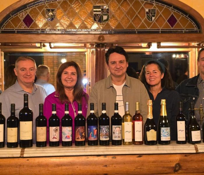 Jornalistas premiados do mundo do vinho avaliam os produtos da Villa Francioni